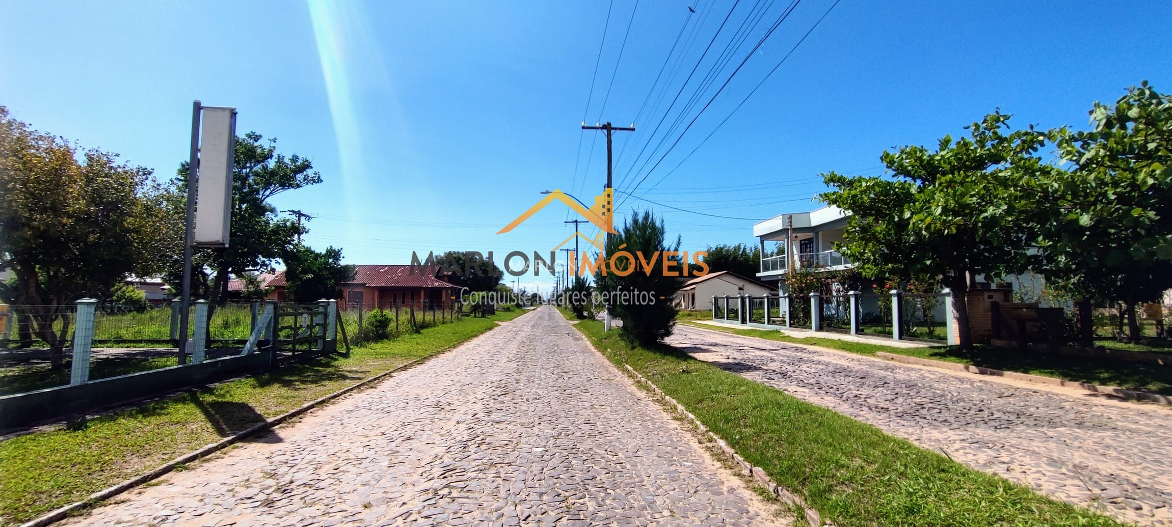 - Terreno a venda na Praia Paraíso em Torres/RS. Escriturado, registrado, aterrado e pronto para construir. Na avenida principal