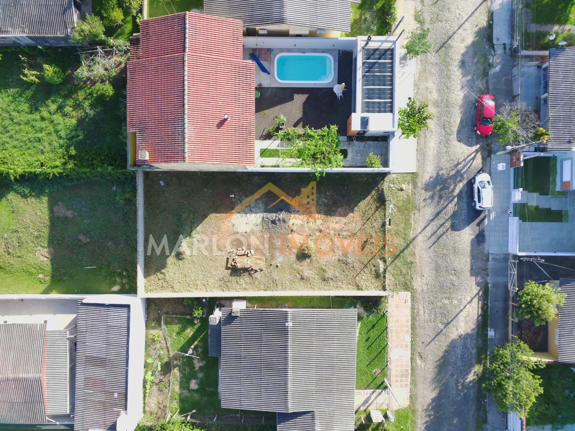 - Excelente terreno a venda no Bairro Igra Sul em Torres/RS. De frente para o leste, aterrado e murado.