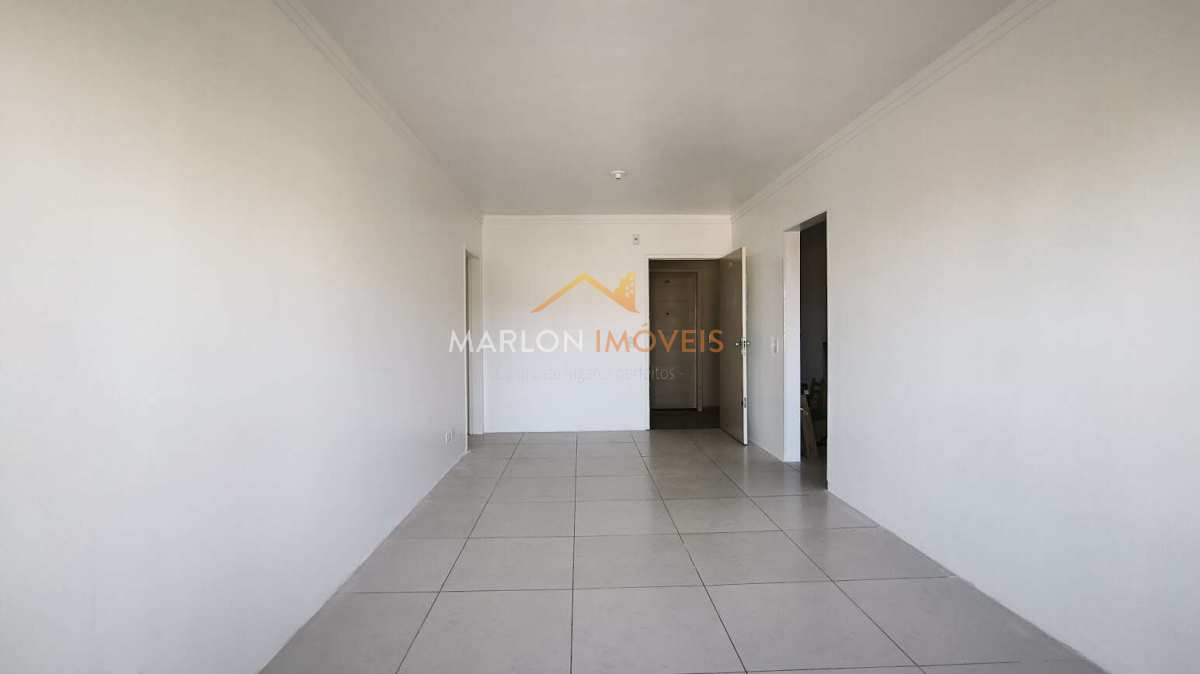  - Apartamento à venda no centro em Torres/RS com 2 dormitórios, dependência de empregada e garagem. Em frente ao Supermercado Nacional.