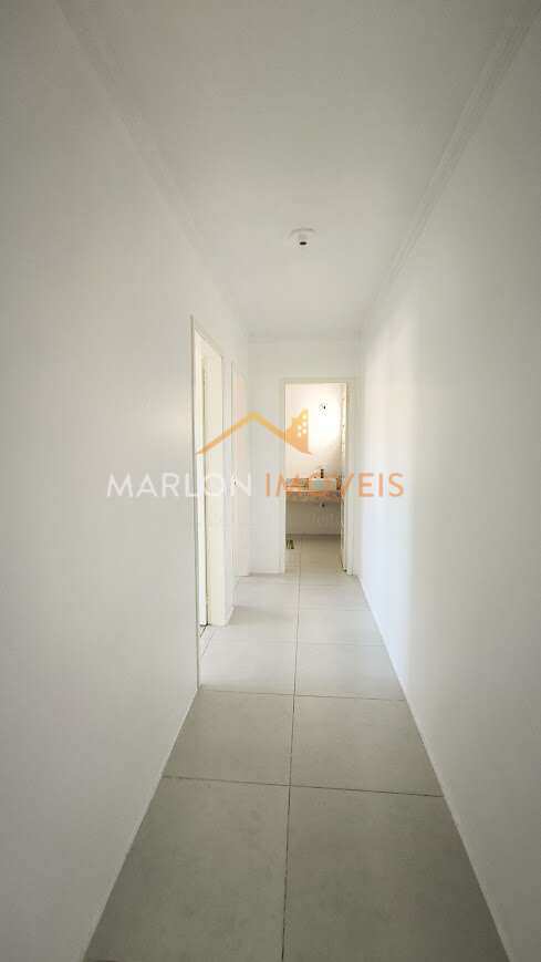  - Apartamento à venda no centro em Torres/RS com 2 dormitórios, dependência de empregada e garagem. Em frente ao Supermercado Nacional.