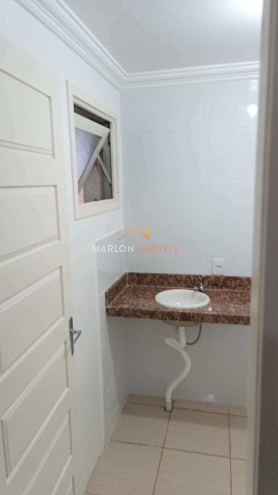  - Apartamento à venda no centro em Torres/RS. com 2 dormitórios, dependência de empregada e garagem. Tenha todos os serviços ao seu alcance.