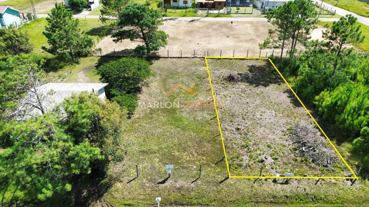 Ótimo terreno de 360m² a poucas quadras do mar e com todas as documentações em dia. - Marlon Imóveis - Torres/RS