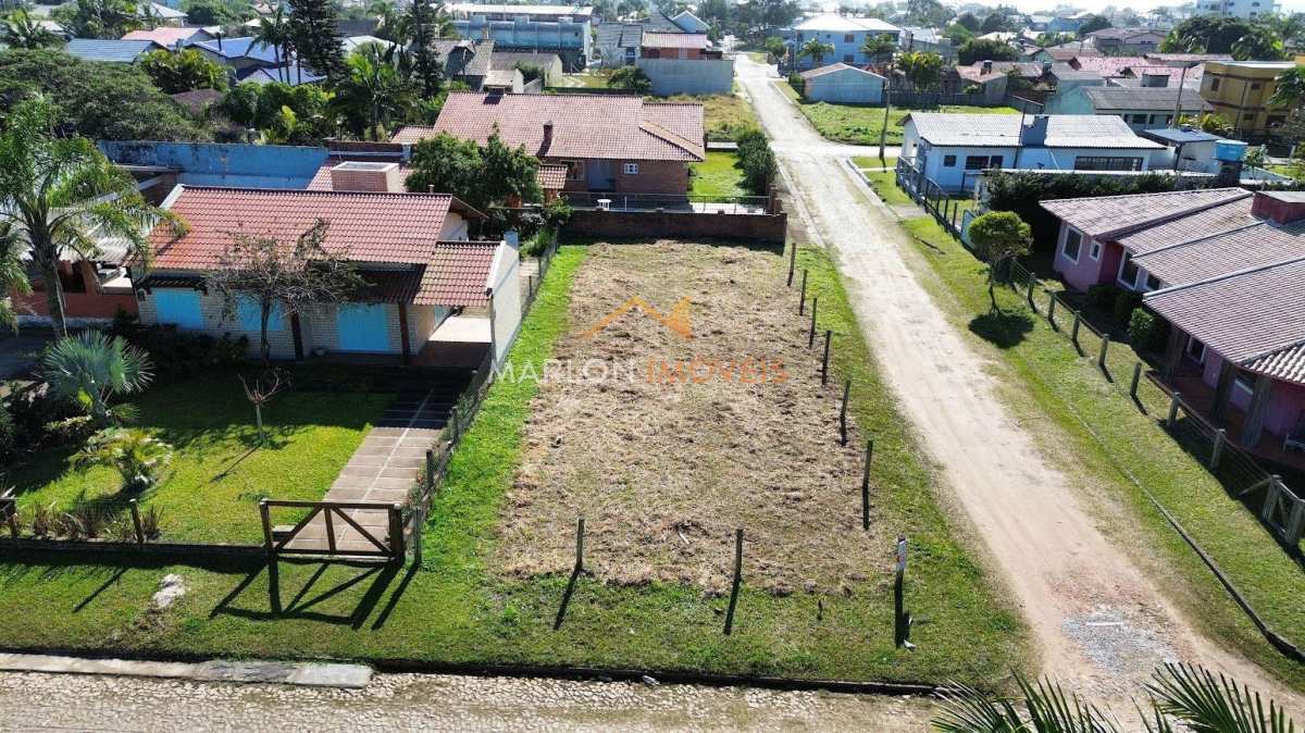 - Ótimo terreno de esquina a 250 metros do mar na Praia Paraíso em Torres/RS